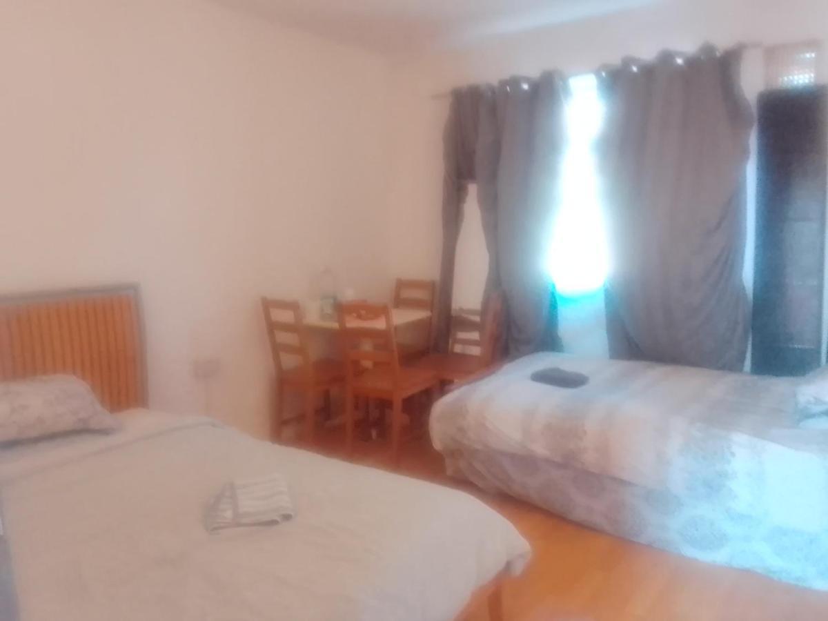 Private In 3 Bedroom Flat!! Vandrerhjem *