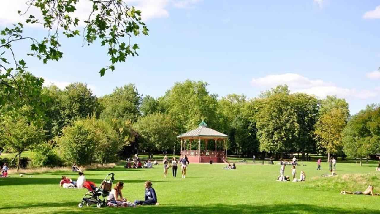 Large Near Portobello Market, Notting Hill Apartment London