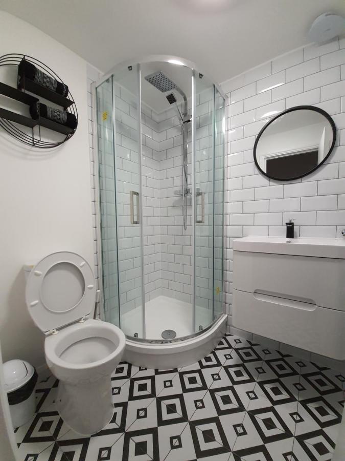Large Bright With Kitchen London