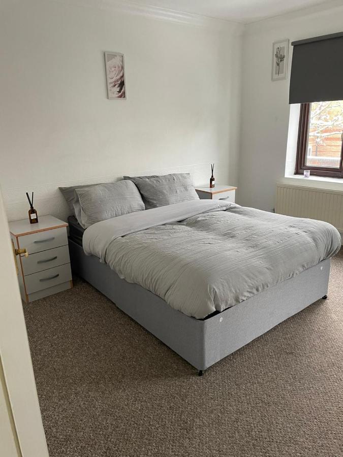 Lovely 4 Bedroom 2 Bathroom * Londen