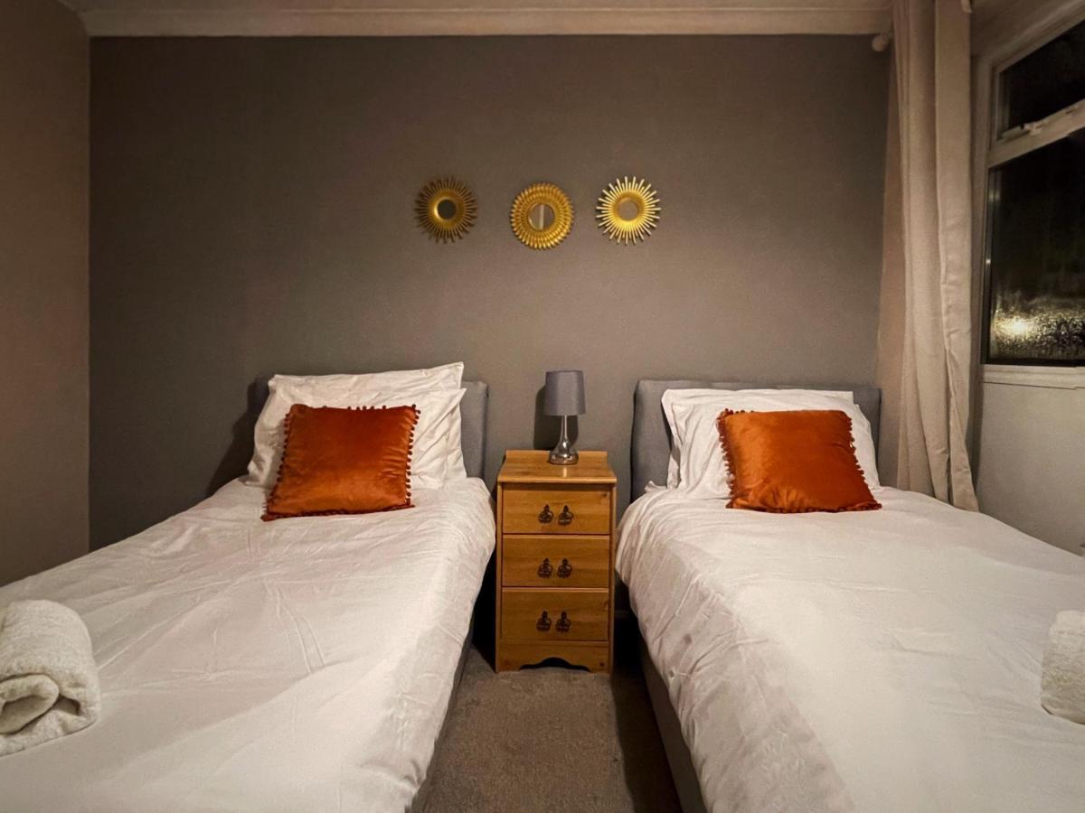Vintage 3 Bedroom House Near Catford - 1 Double Bed, 3 Single Beds, Max 5 People * Londen