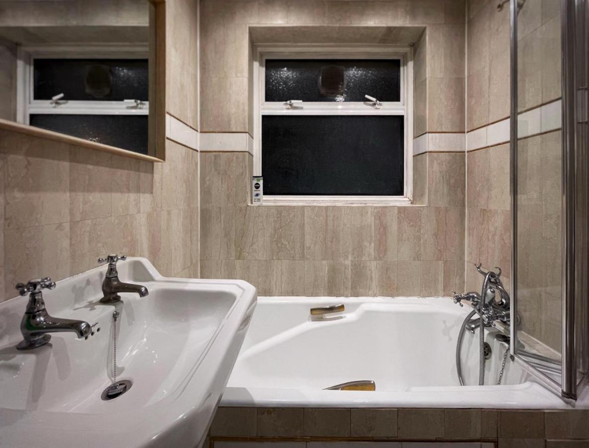Vintage 3 Bedroom House Near Catford - 1 Double Bed, 3 Single Beds, Max 5 People