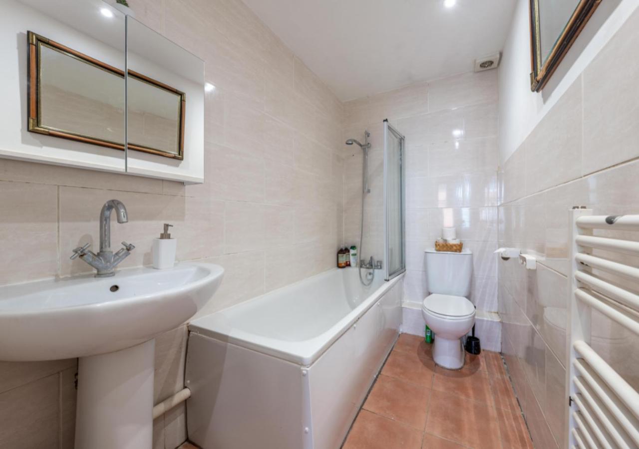 Spacious Cricklewood Sleeps 4 *