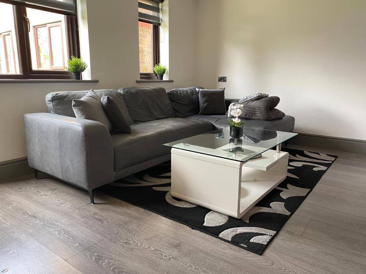 Apartment Modern Spacious 1 Bed With Free Parking In Trendy Inner Suburb 15 Mins Walk To Victoria Line Underground Then 20 Mins To Oxford Street 