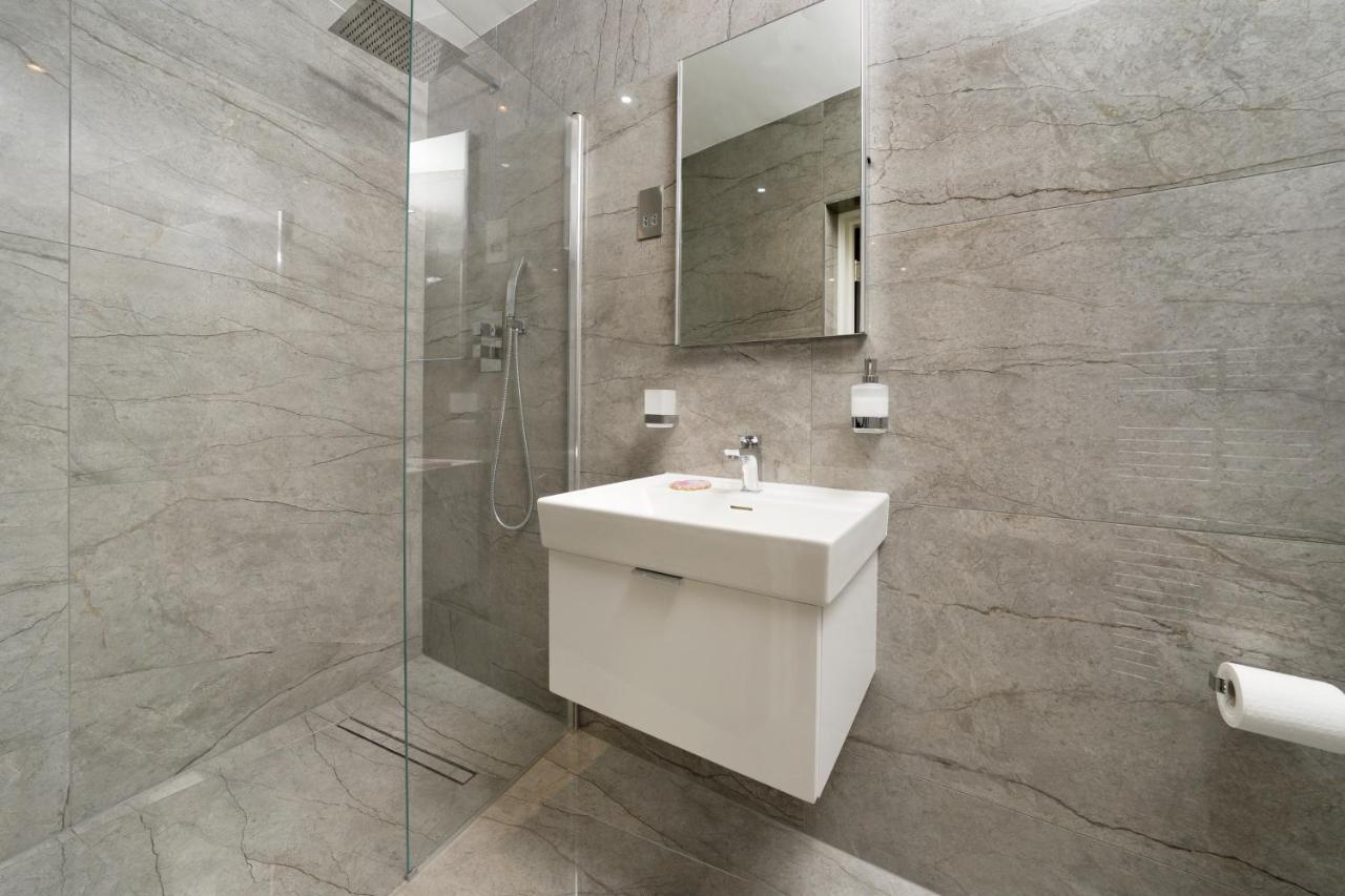 Oxford Street 2 Bedr, 3 Beds, 2,5 Bath, 2 Min Subway Leilighet