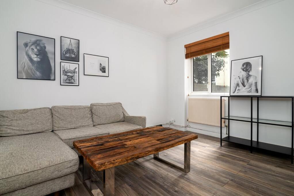 Stylish And Well Equipped Flat In Stockwell Apartment *