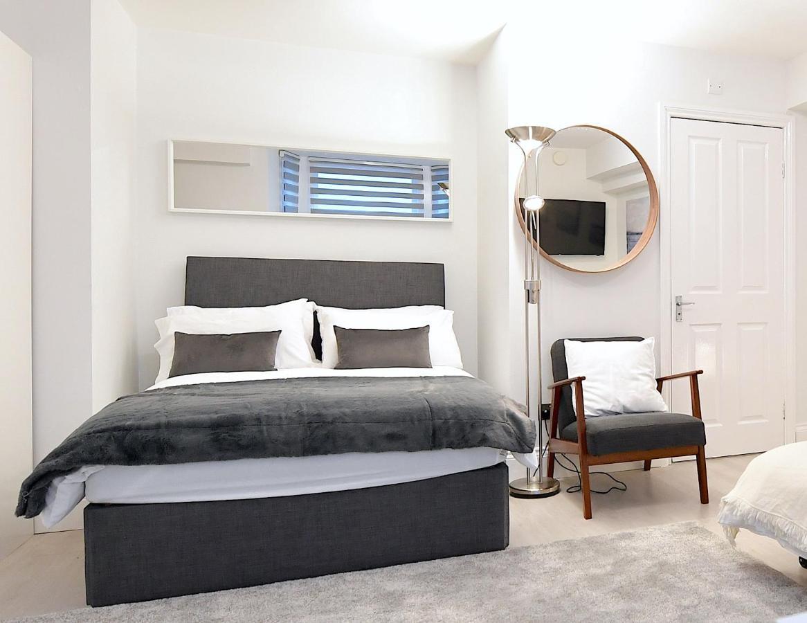 Very Close To Line Underground Shepherds Bush And Westfield Newly Refurbished London