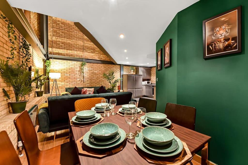 Leilighet Spacious 2 Bed Urban Jungle Flat,