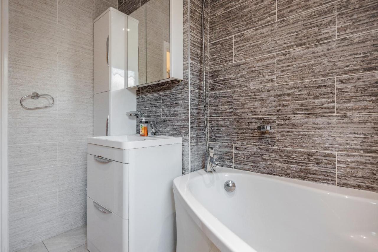 Entire Lovely Family With Parking, Wifi, Netflix, Self Check-in Leilighet *