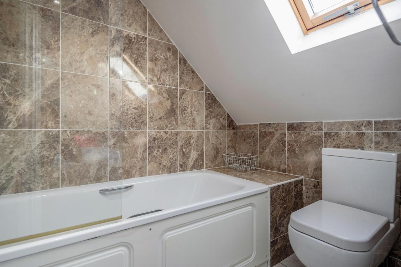 Entire Lovely Family With Parking, Wifi, Netflix, Self Check-in Apartment London
