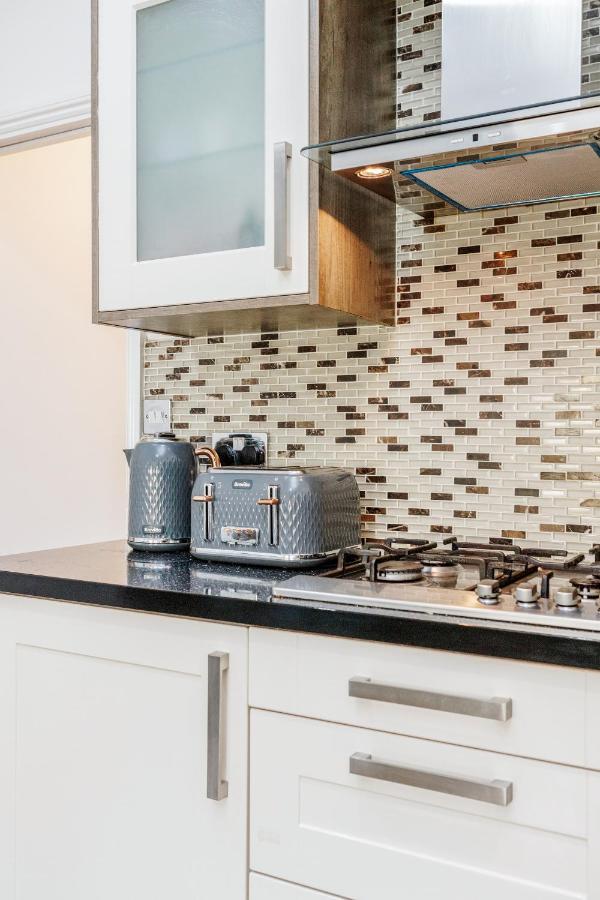 Leilighet Entire Lovely Family With Parking, Wifi, Netflix, Self Check-in London