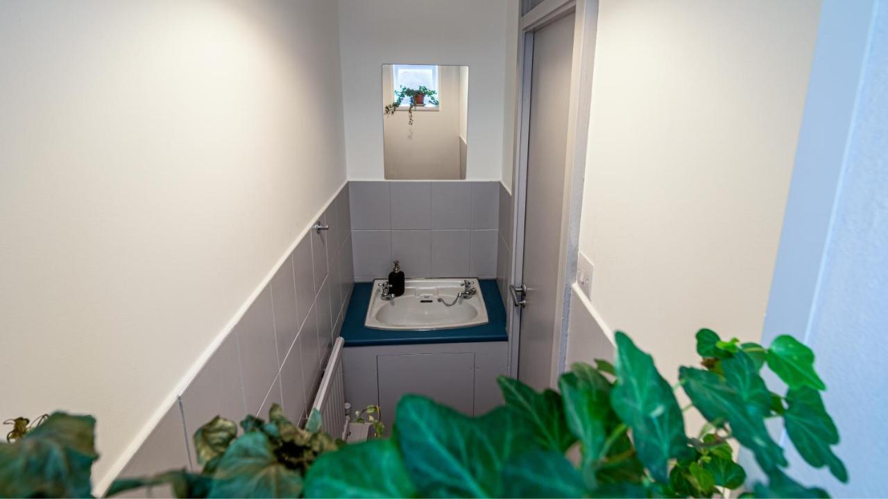 Bridge 3 Bedroom House With Reception Room, Office And Private Garden Feriehus *