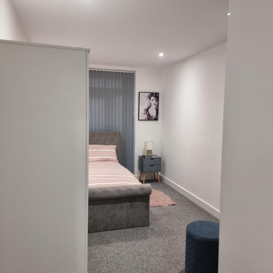 Classic 2 Bed In Oldkent Road Leilighet London