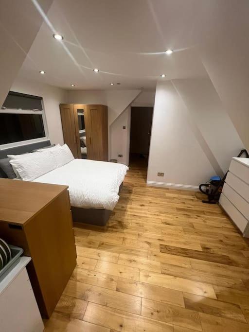 Hampden Rd N8,studio Flat Appartement *