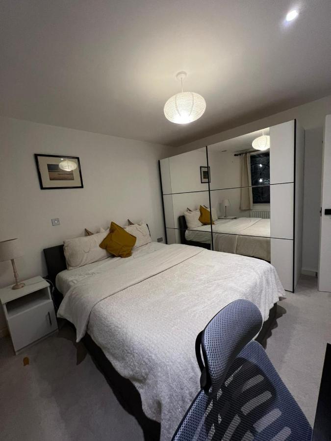 Feriehus Newly Refurbished - Entire 4 Bedroom Private House With Kitchen, Living & Private Garden - 1 Cape House London, Within 30 Mins From London, Bridge & Canary Wharf *