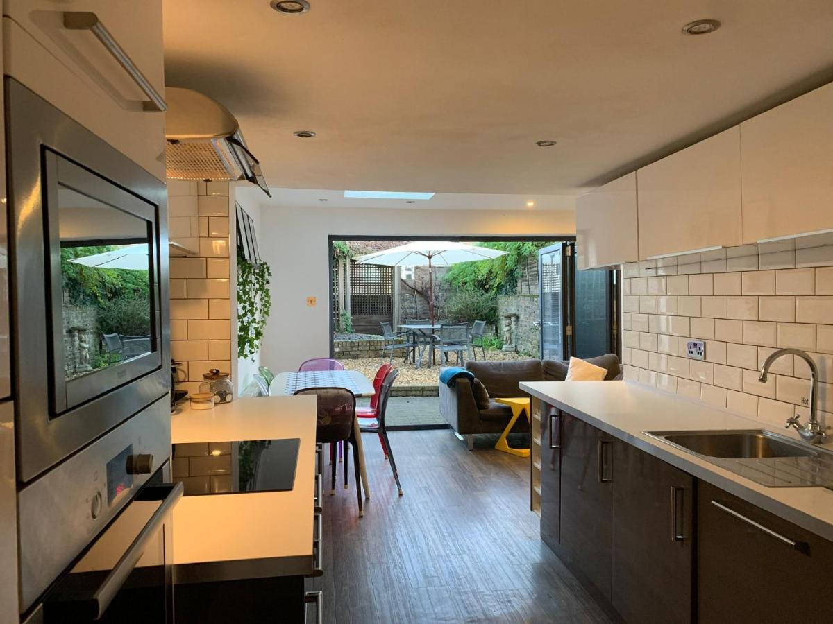 Apartment 2 Bedrooms With Private Garden Walking Distance To Underground Ideal For Families *