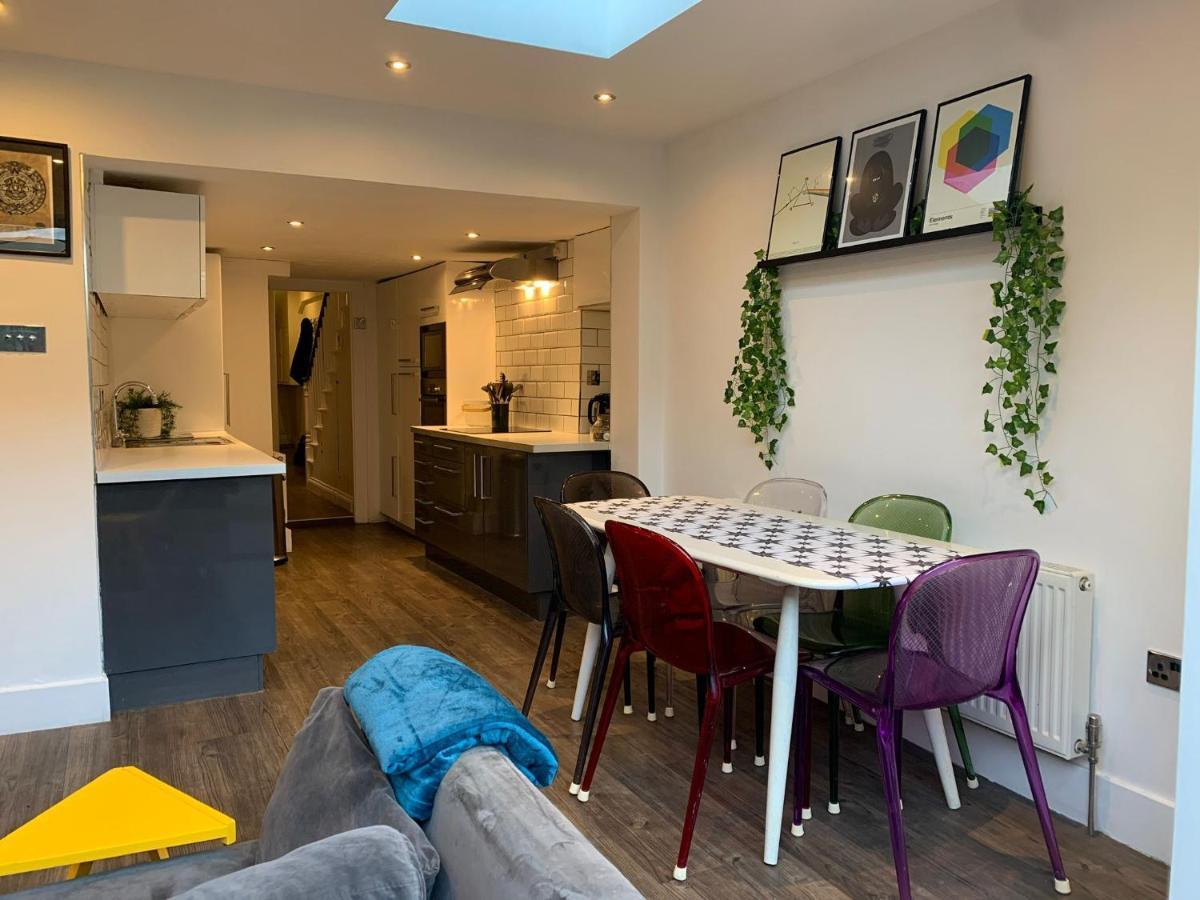 Apartment 2 Bedrooms With Private Garden Walking Distance To Underground Ideal For Families