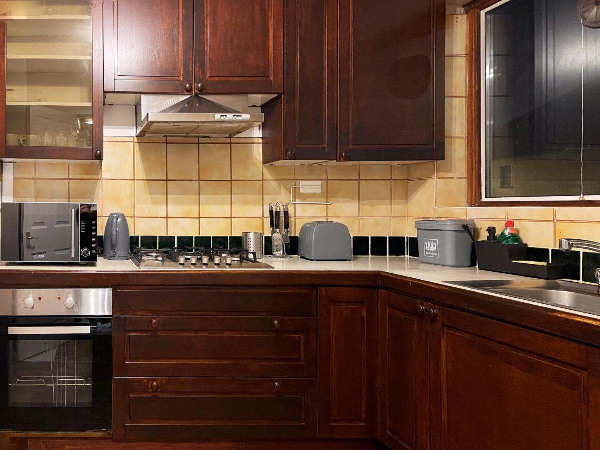 Vintage 3 Bedroom House Near Catford - 1 Double Bed, 3 Single Beds, Max 5 People Londen