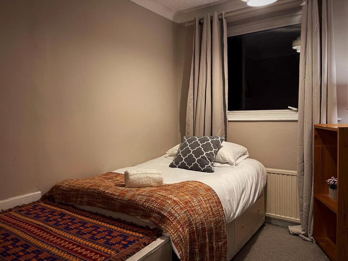 Appartement Vintage 3 Bedroom House Near Catford - 1 Double Bed, 3 Single Beds, Max 5 People Londen