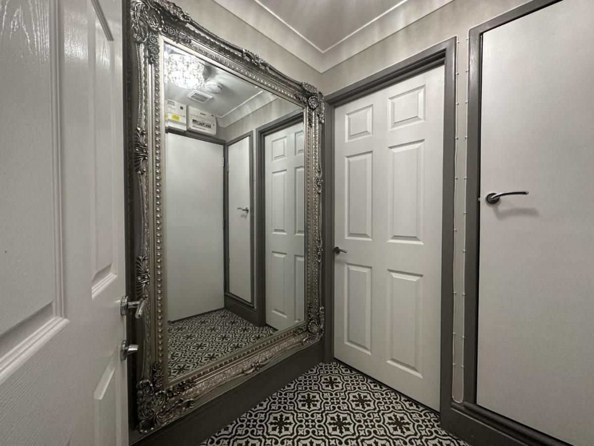 Modern Spacious 1 Bed With Free Parking In Trendy Inner Suburb 15 Mins Walk To Victoria Line Underground Then 20 Mins To Oxford Street 
