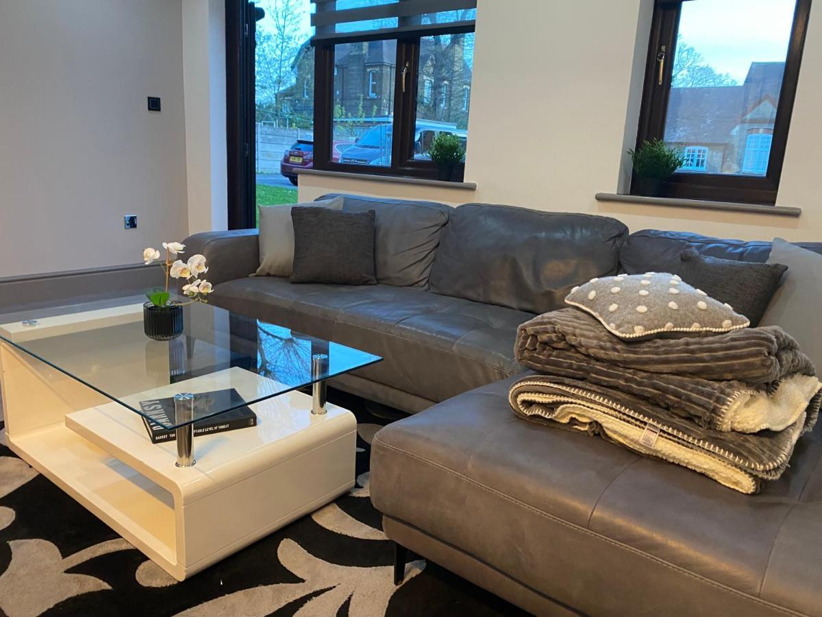 Modern Spacious 1 Bed With Free Parking In Trendy Inner Suburb 15 Mins Walk To Victoria Line Underground Then 20 Mins To Oxford Street 