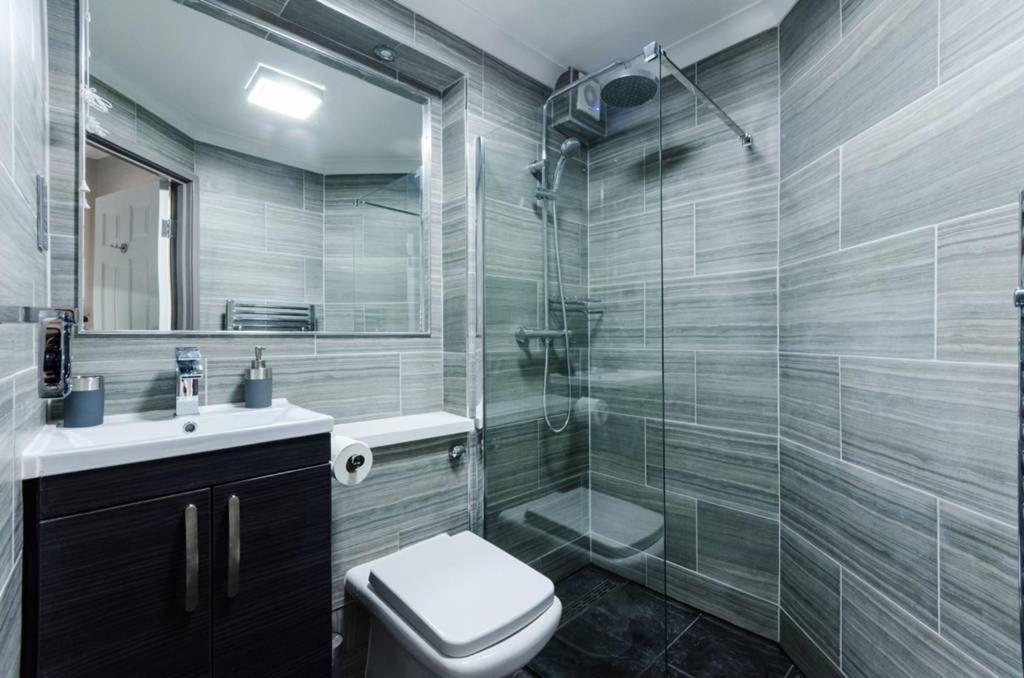 Modern Spacious 1 Bed With Free Parking In Trendy Inner Suburb 15 Mins Walk To Victoria Line Underground Then 20 Mins To Oxford Street 