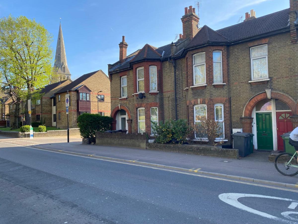 Modern Spacious 1 Bed With Free Parking In Trendy Inner Suburb 15 Mins Walk To Victoria Line Underground Then 20 Mins To Oxford Street 