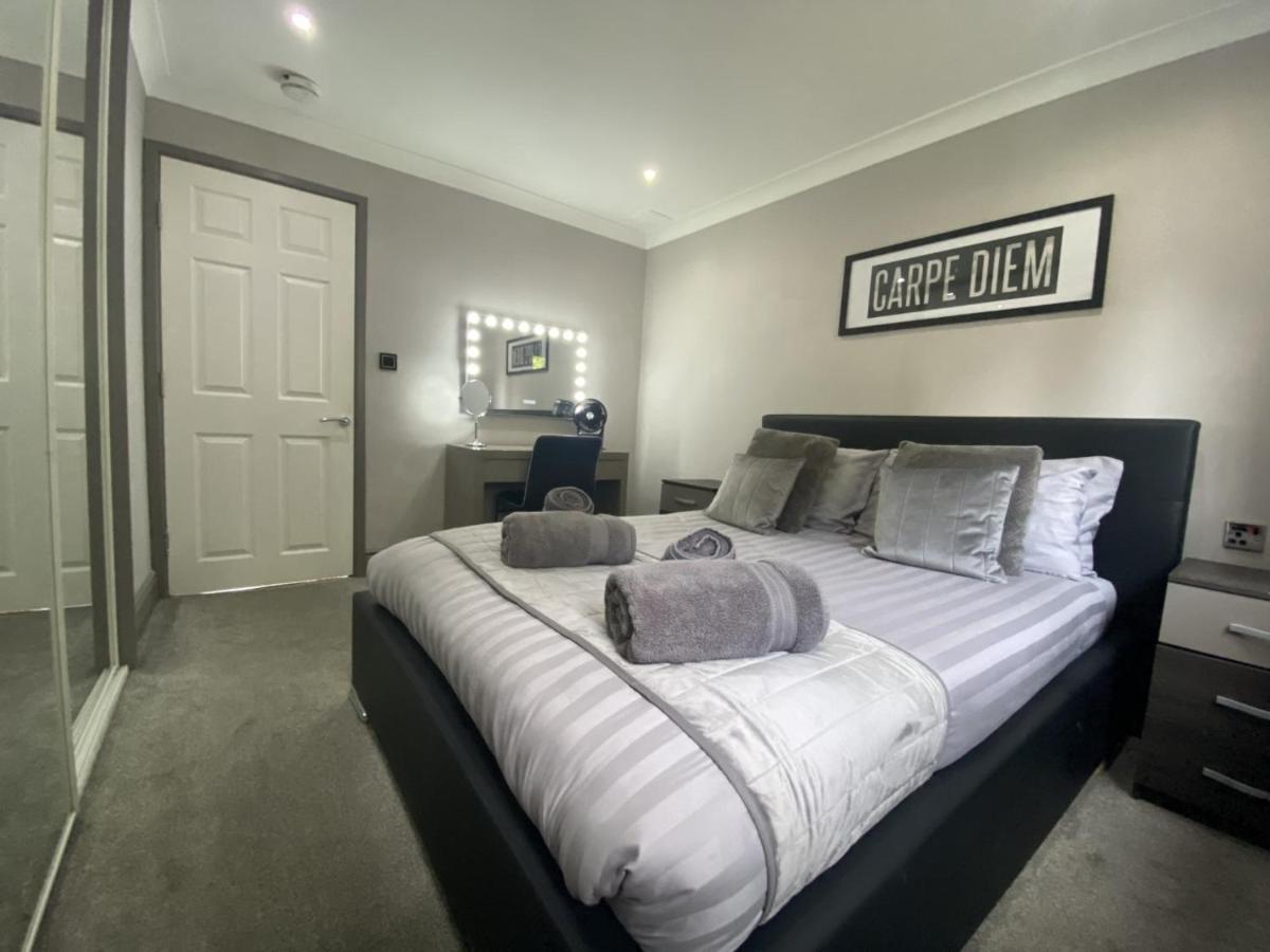 Modern Victoria Line Apartment: Trendy Living With Parking Apartment London