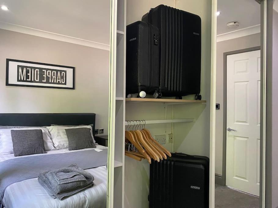Modern Spacious 1 Bed With Free Parking In Trendy Inner Suburb 15 Mins Walk To Victoria Line Underground Then 20 Mins To Oxford Street 