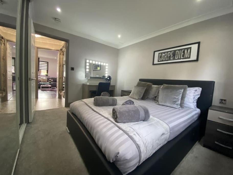 Modern Spacious 1 Bed With Free Parking In Trendy Inner Suburb 15 Mins Walk To Victoria Line Underground Then 20 Mins To Oxford Street 