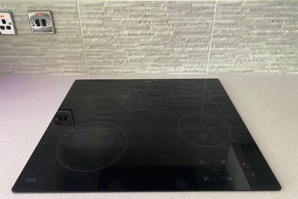 Modern Spacious 1 Bed With Free Parking In Trendy Inner Suburb 15 Mins Walk To Victoria Line Underground Then 20 Mins To Oxford Street 