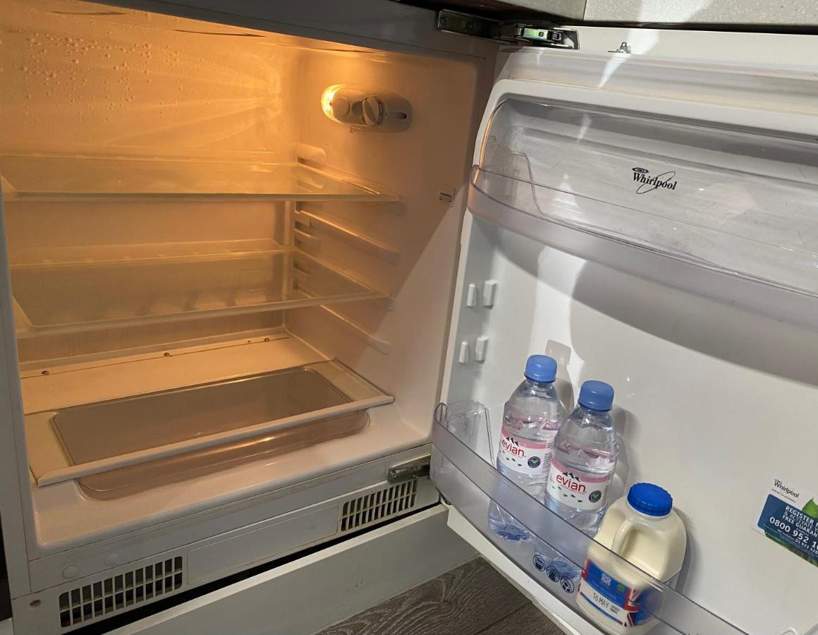 Modern Spacious 1 Bed With Free Parking In Trendy Inner Suburb 15 Mins Walk To Victoria Line Underground Then 20 Mins To Oxford Street 