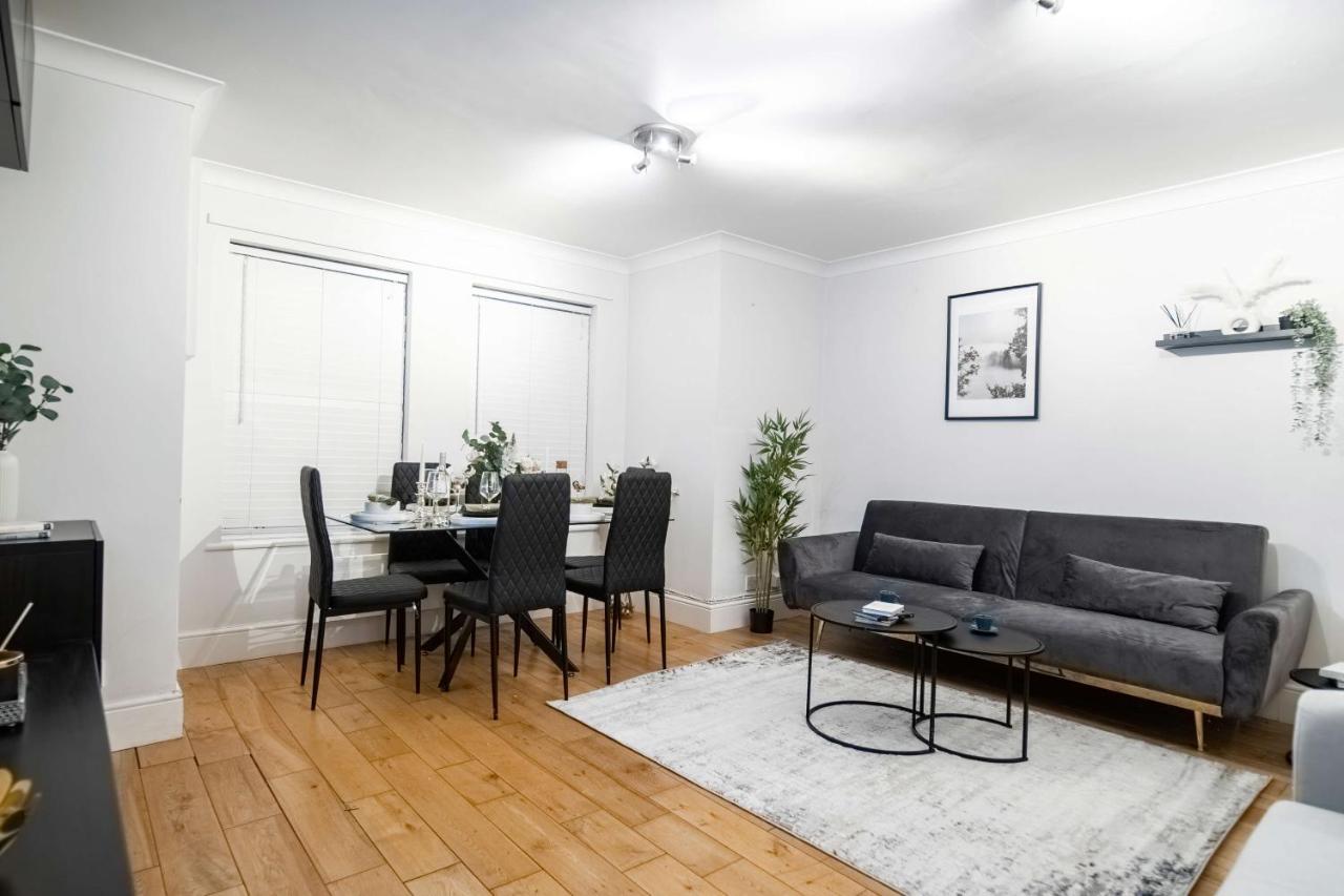 Chic Two Bed Garden Flat Londen
