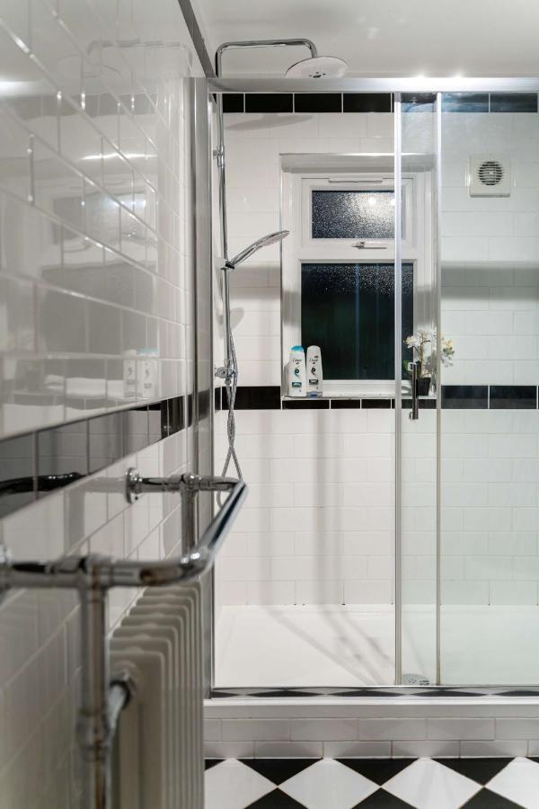 Chic Two Bed Garden Flat Appartement