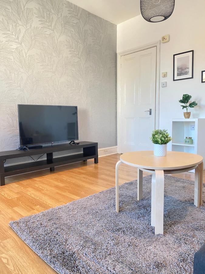Charming & Bright 2-bed Apt Close To Station Leilighet London