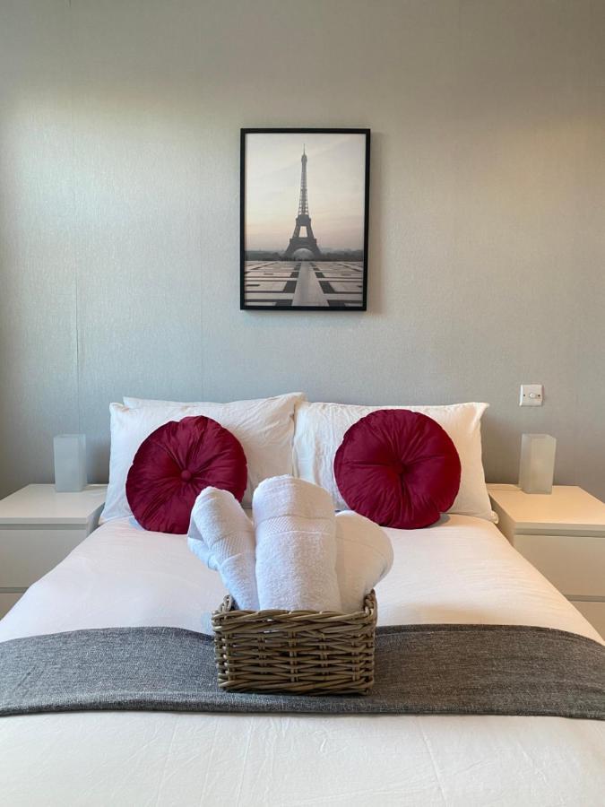 Charming & Bright 2-bed Apt Close To Station Leilighet
