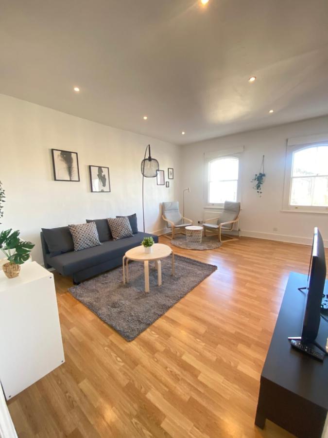 Charming & Bright 2-bed Apt Close To Station * London