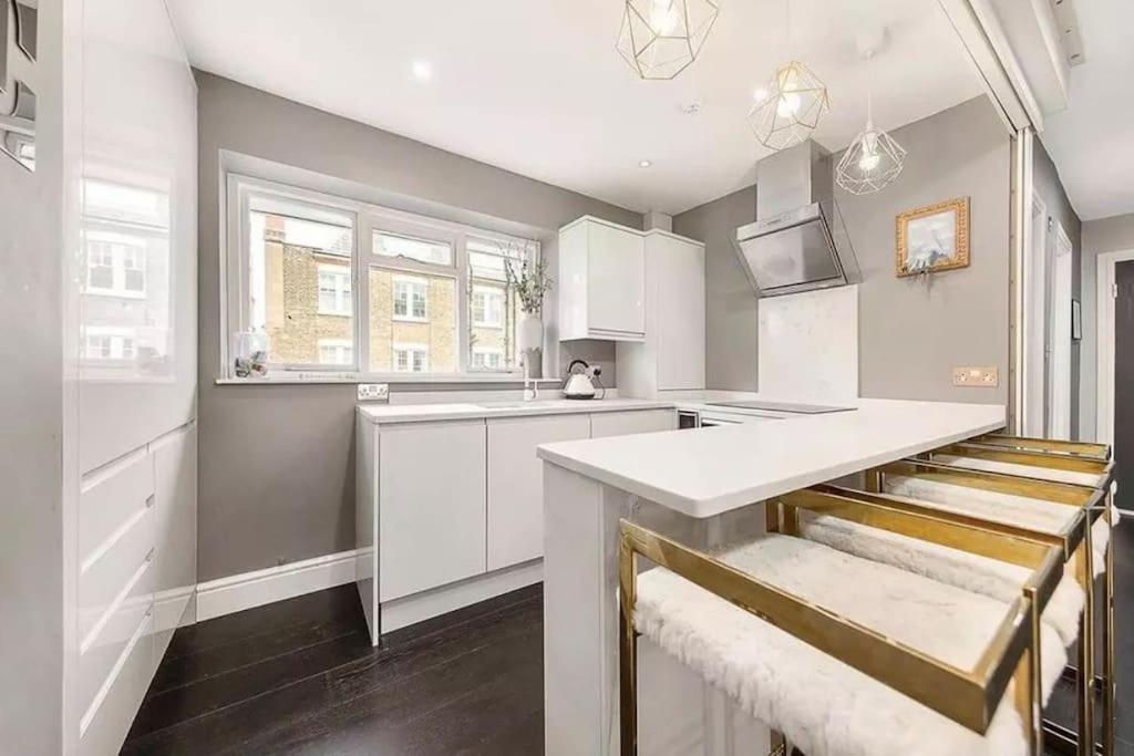 Location In - Kings Road 3-bed With Terrace, Ac & Netflix Apartment London