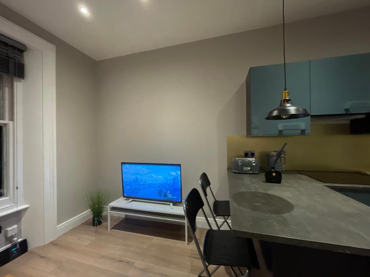 Apartment Modern & Elegant Central Two Minutes From Train Station