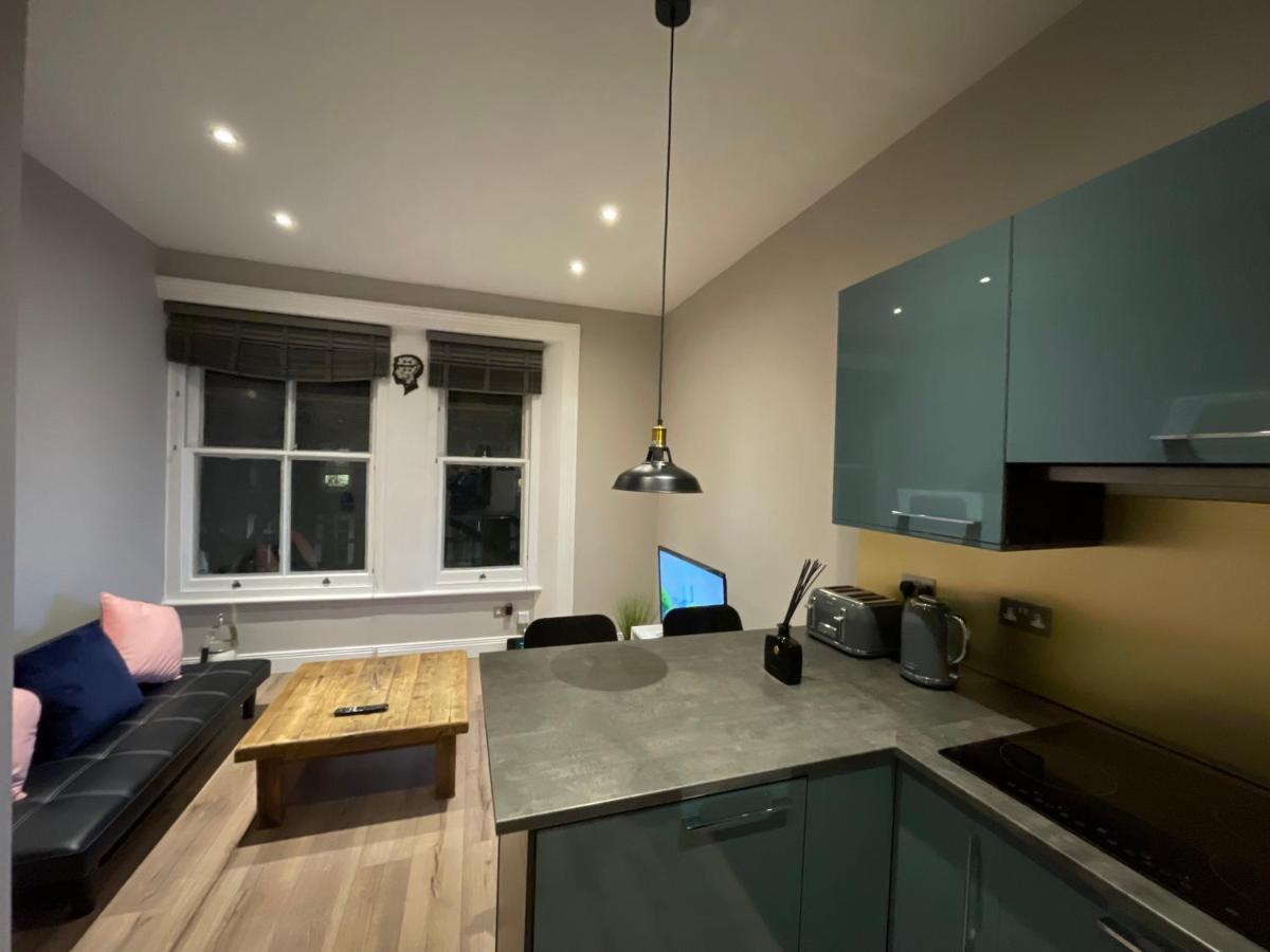 Modern & Elegant Central Two Minutes From Train Station London