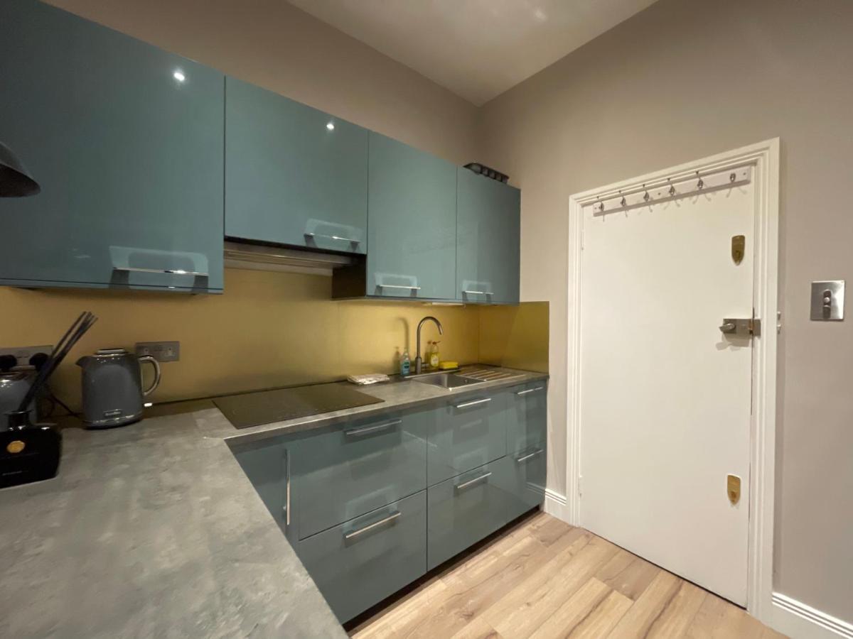 Apartment Modern & Elegant Central Two Minutes From Train Station London