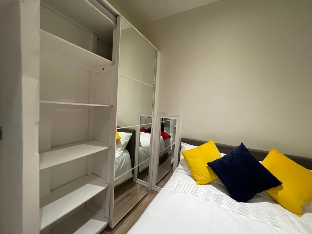 Modern & Elegant Central Two Minutes From Train Station