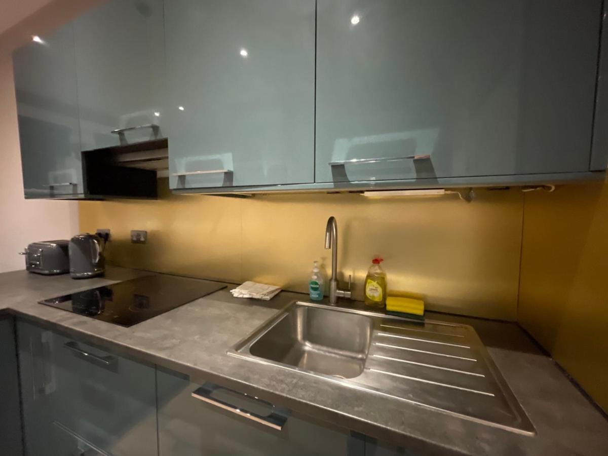 Modern & Elegant Central Two Minutes From Train Station Apartment *