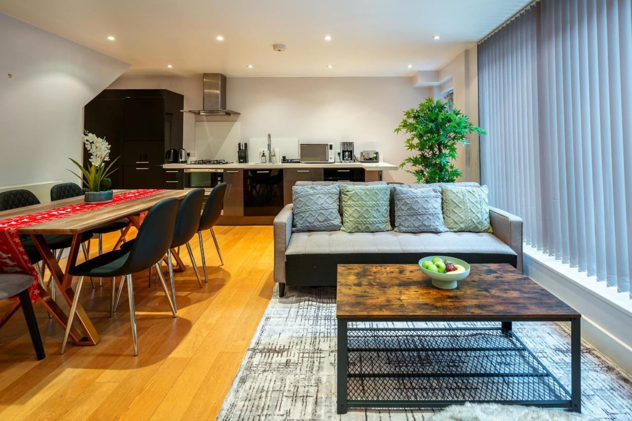 Immaculate 3-bed House In * London