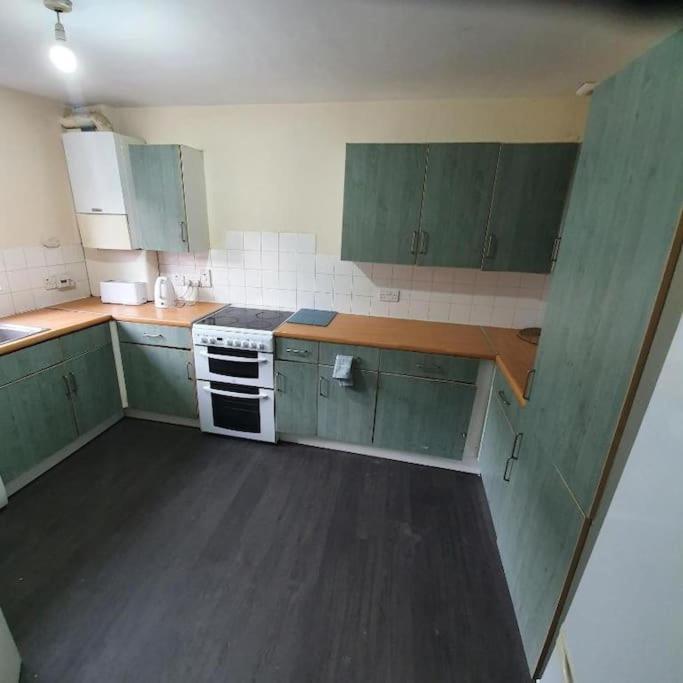 Close To Central - 4 Bedroom House, 8 Beds, Sleepps 14, Free Parking Feriehus *