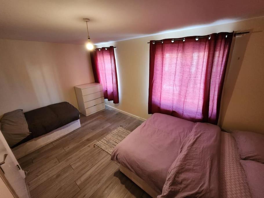 Close To Central - 4 Bedroom House, 8 Beds, Sleepps 14, Free Parking * London