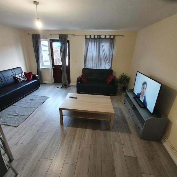 Close To Central - 4 Bedroom House, 8 Beds, Sleepps 14, Free Parking Feriehus *