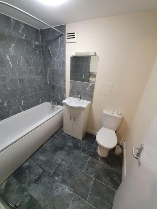 Close To Central - 4 Bedroom House, 8 Beds, Sleepps 14, Free Parking London