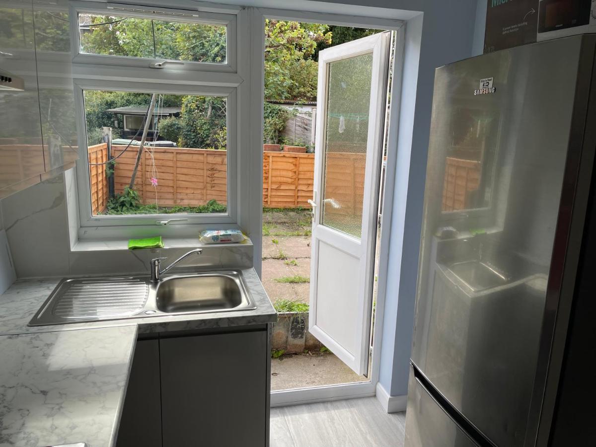 Entire Lovely 2 Bedroom With Private Garden & Free Street Parking London