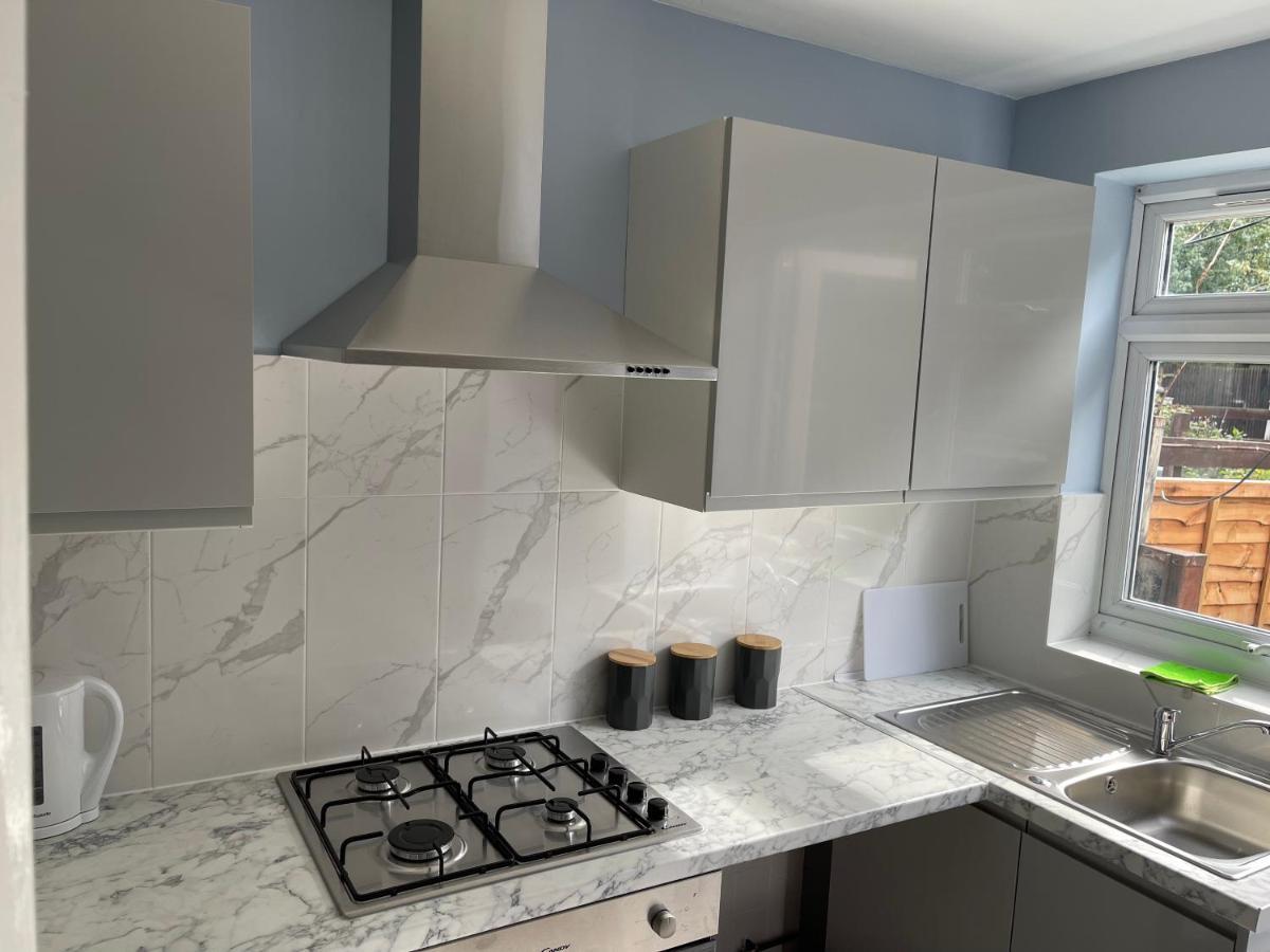 Entire Lovely 2 Bedroom With Private Garden & Free Street Parking * London